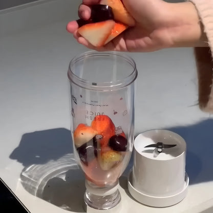 Mano colocando frutas frescas en licuadora portátil blanca para jugo natural