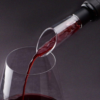 Vino tinto siendo servido en copa con aireador de botella transparente sobre fondo oscuro